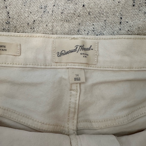 Universal thread Jean shorts - Picture 2 of 4